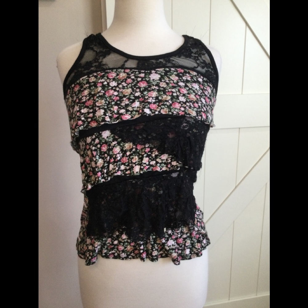 Sleeveless medium lace top